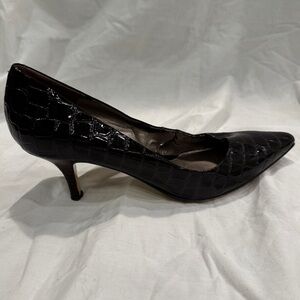 Bandolino faux leather croc embossed dark brown heels